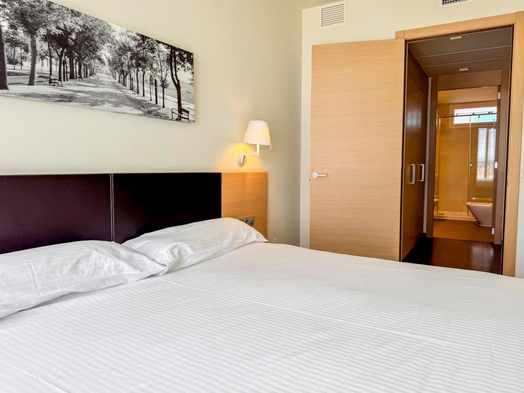 Hotel Jardines De Uleta Suites Vitoria-Gasteiz Dış mekan fotoğraf