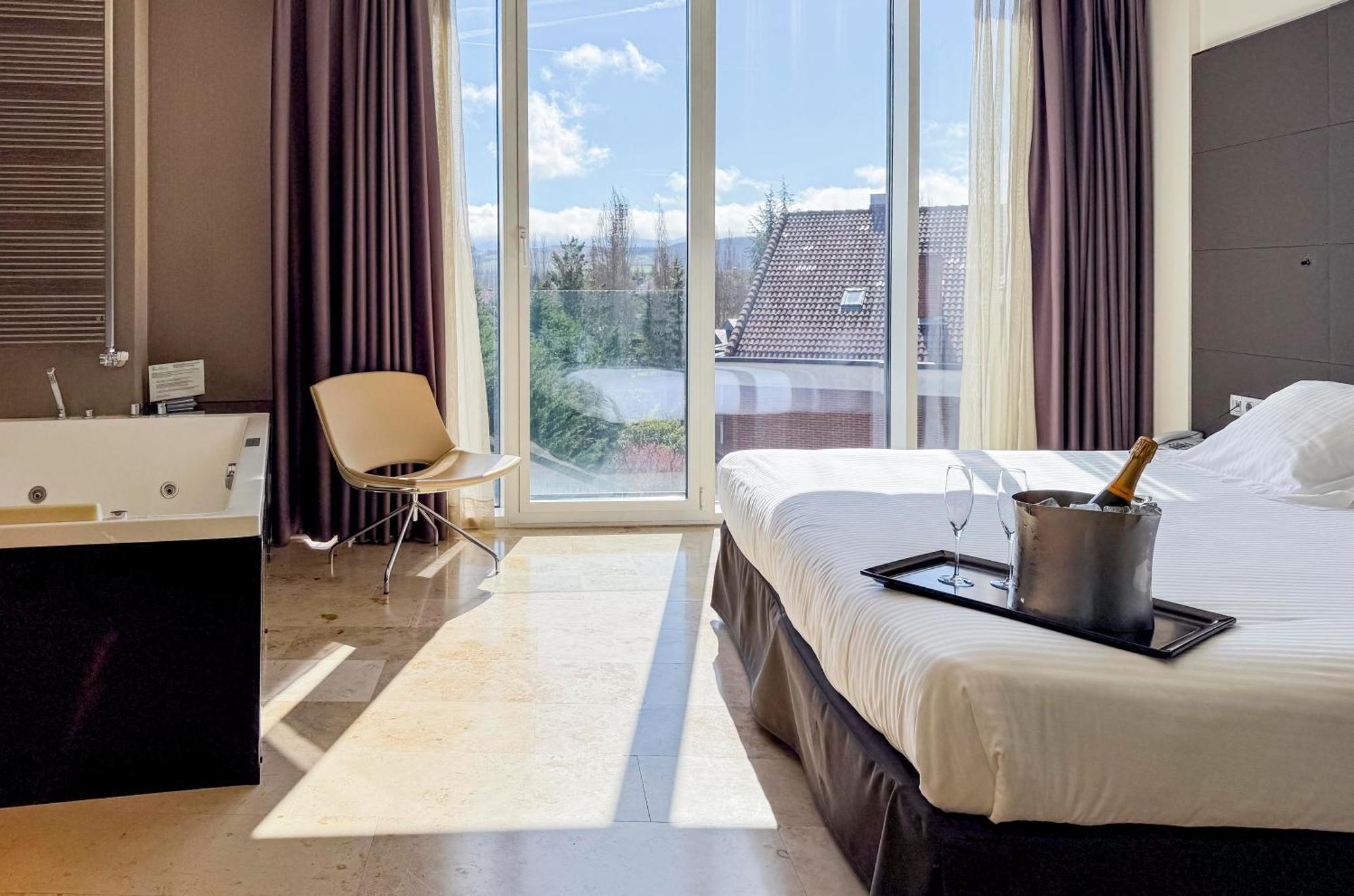 Hotel Jardines De Uleta Suites Vitoria-Gasteiz Dış mekan fotoğraf